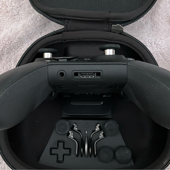 Xbox elite controller in perfect working condition - Picture 6 of 7